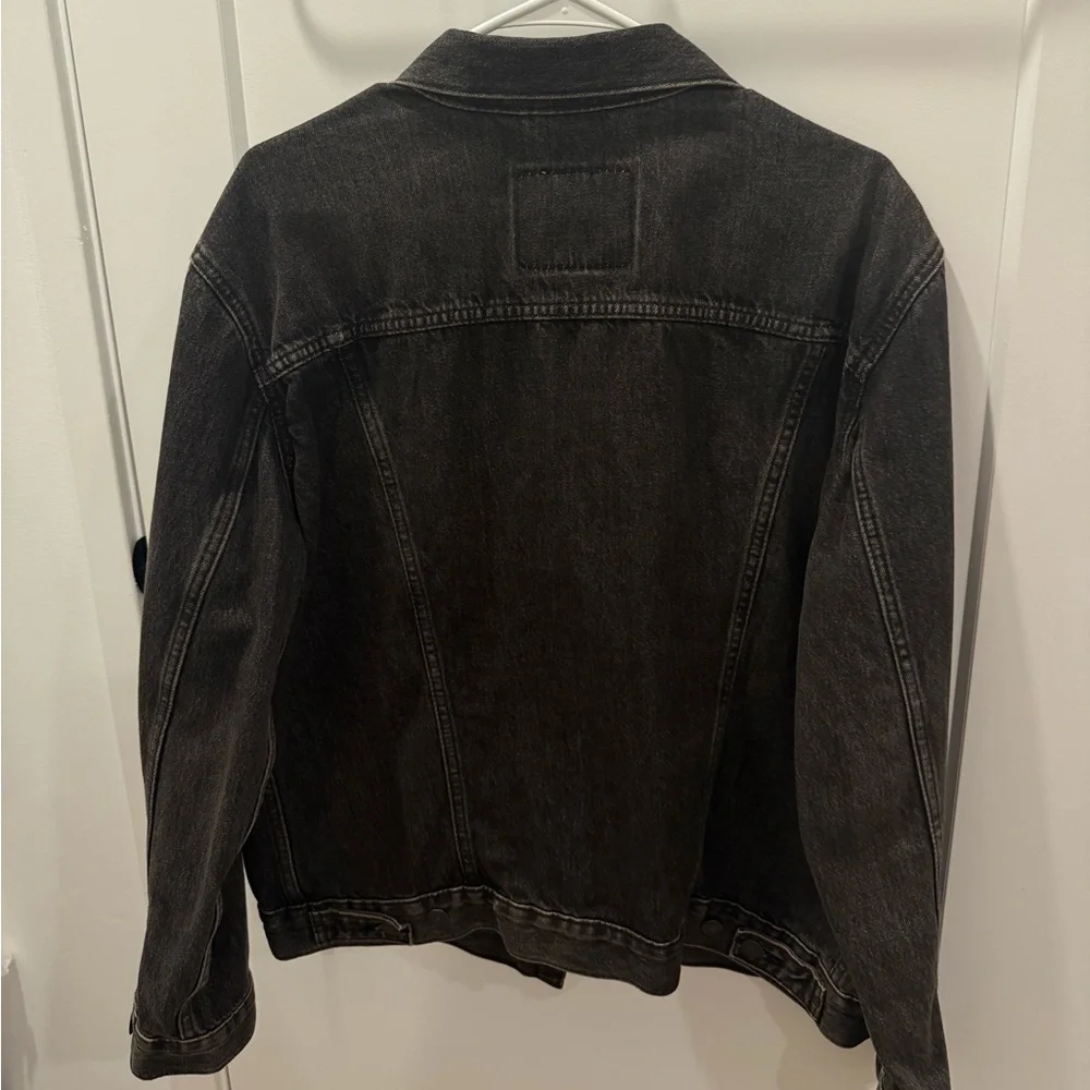 Levi's Men's Washed Black Denim Jacket - Picture 3 of 3